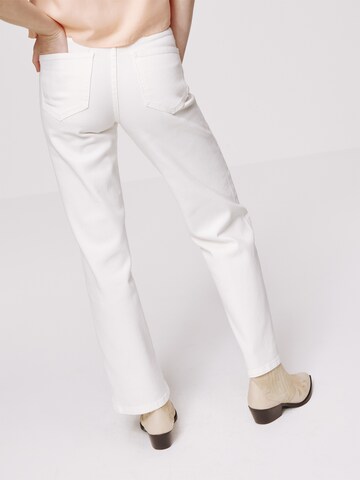 Regular Jean 'Mila' Daahls by Emma Roberts exclusively for ABOUT YOU en blanc