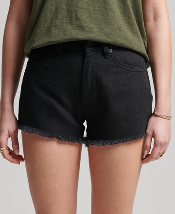 Superdry Regular Shorts in Schwarz: predná strana