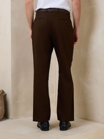 Next Regular Панталон Chino в кафяво