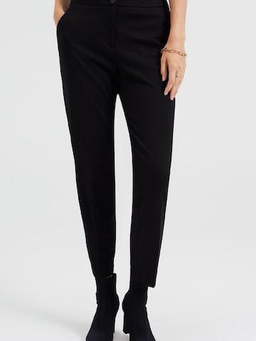 Coupe slim Pantalon à plis WE Fashion en noir : devant