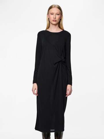 PIECES - Vestido 'Anora' en negro: frente