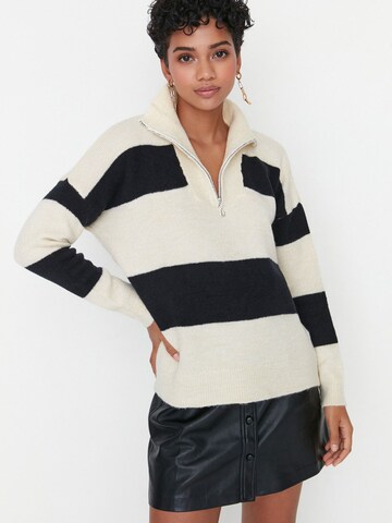Pullover di Trendyol in bianco: frontale