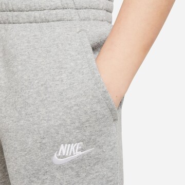 Nike Sportswear - Tapered Calças 'Club' em cinzento