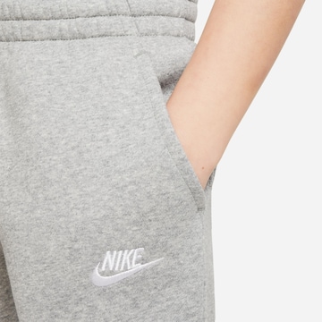Nike Sportswear Tapered Sporthose 'Club' in Grau