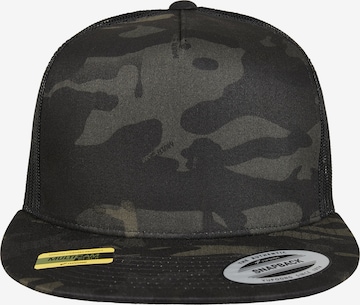 Cappello da baseball 'Multicam Trucker' di Flexfit in nero