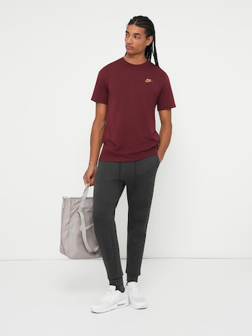 Nike Sportswear Regular fit Μπλουζάκι 'CLUB' σε κόκκινο