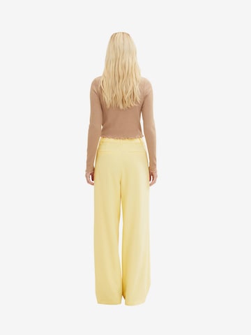 Wide leg Pantaloni con pieghe di TOM TAILOR DENIM in giallo