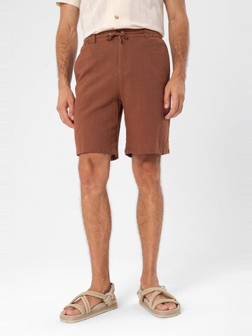 Antioch Regular Shorts in Braun: Vorderseite