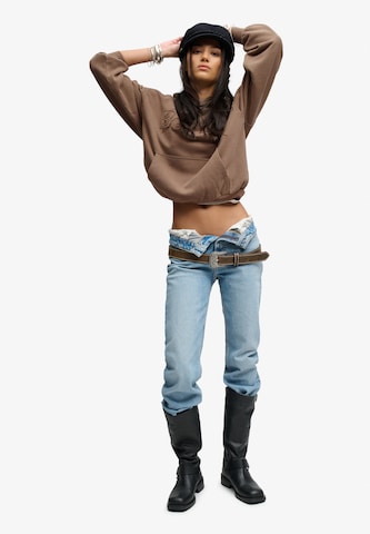 BENCH Sweatshirt 'Bench X Superdry & Co' in Bruin: voorkant