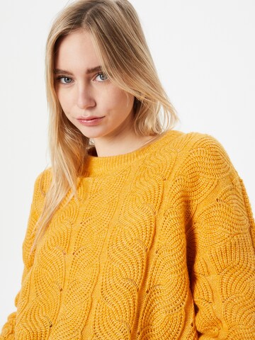 VERO MODA Sweater 'Stinna' in Yellow