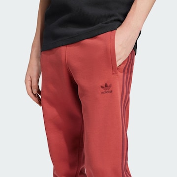 ADIDAS ORIGINALS - Tapered Pantalón 'Adicolor' en rojo