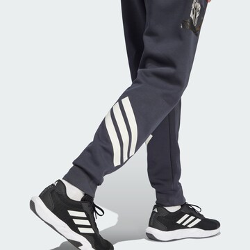ADIDAS SPORTSWEAR Tapered Παντελόνι φόρμας 'Star Wars The Mandalorian' σε γκρι