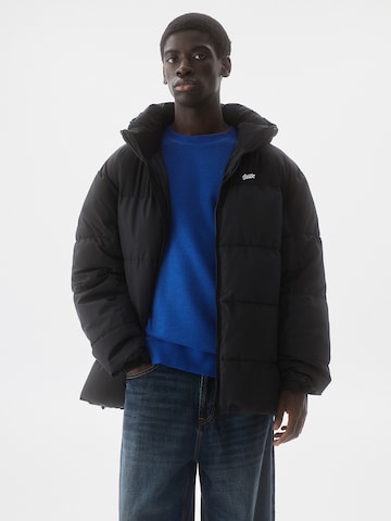 Pull&Bear Winter jacket in Black: front