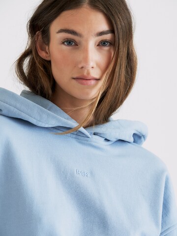 RÆRE by Lorena Rae Sweatshirt 'Giana' i blå