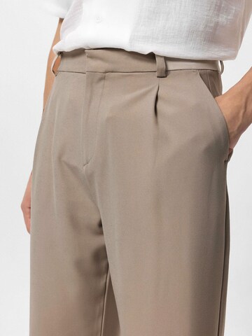 Regular Pantalon à plis 'Doha' Antioch en beige