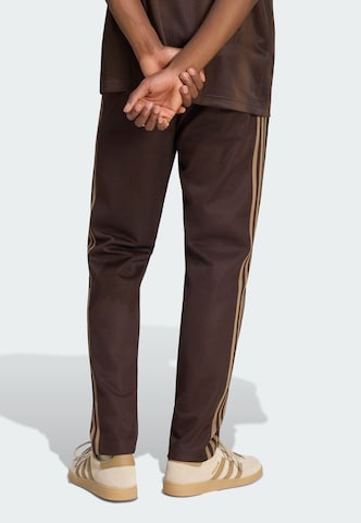 ADIDAS ORIGINALS - Slimfit Pantalón 'Classic' en marrón
