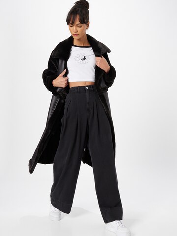 Wide leg Pantaloni cu cute de la Monki pe negru