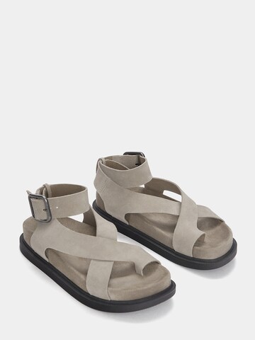 Pull&Bear Sandale in Grau