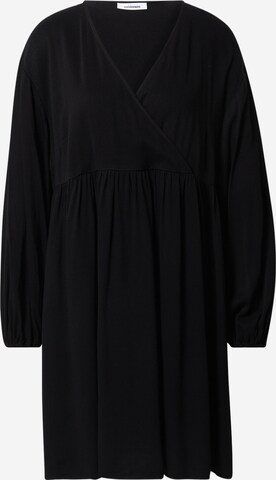 Rochie de la minimum pe negru: față