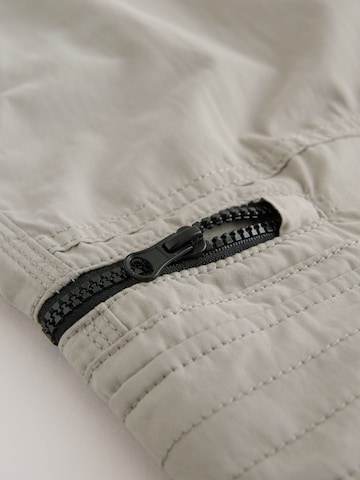 Next regular Cargobukser i grå