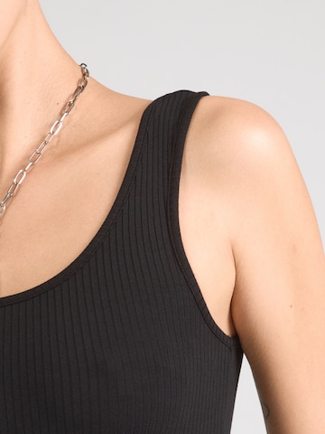 Top 'PCKITTE' di PIECES in nero