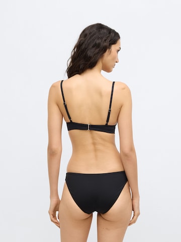 Calvin Klein Swimwear Push-up Horní díl plavek – černá