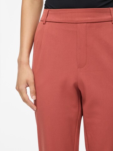 Slimfit Pantaloni con pieghe 'VIVarone' di VILA in rosso