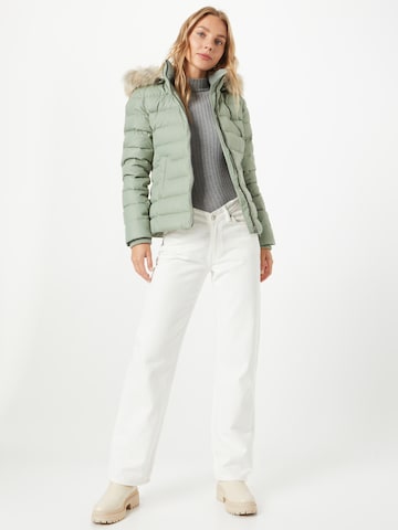 Tommy Jeans Jacke 'Essential' in Grün