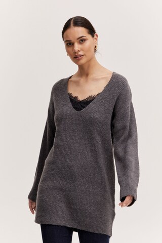 Pullover di b.young in grigio