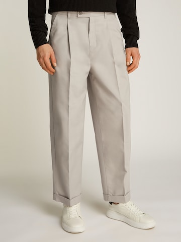 Loosefit Pantaloni con piega frontale di Calvin Klein Jeans in grigio: frontale