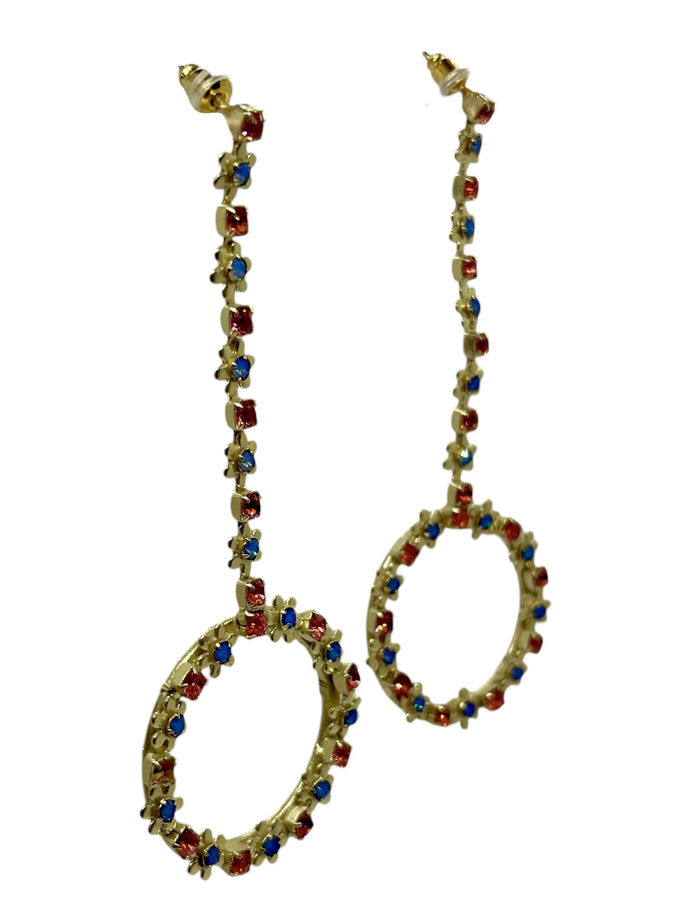 Gloria Mago - Pendientes 'Long dangle earring with gold crystal and blue flowers' en oro