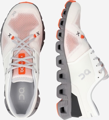 On - Sapatilha de corrida 'CloudX3' em branco