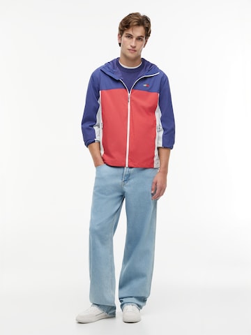 Tommy Jeans Tussenjas 'CHICAGO' in Rood