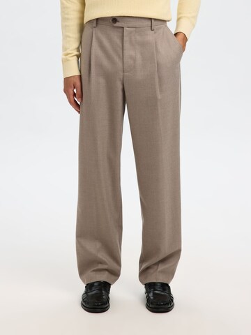 SELECTED Regular Trousers in Brown: front