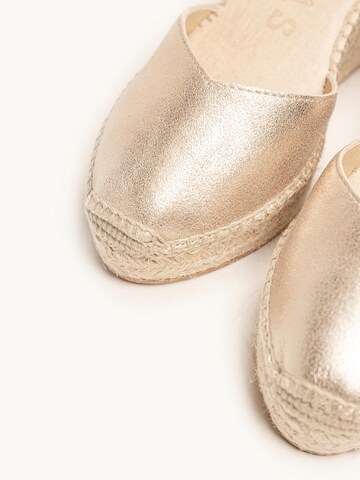 Alhamas Sandaal 'Alpargata Cuña 8 cm' in Goud