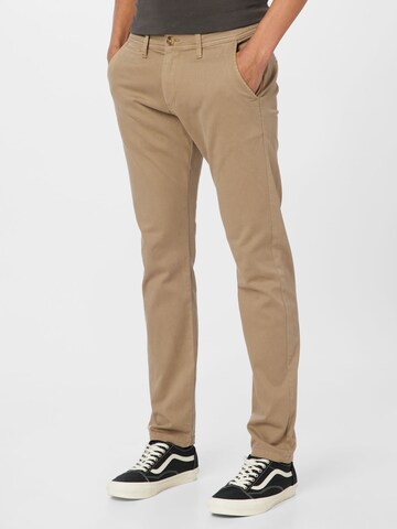 Coupe slim Pantalon chino QS en marron : devant