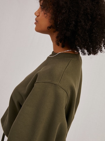 A LOT LESS Sweatshirt 'Haven' in Green