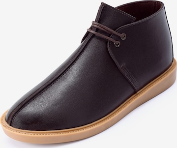 ALLTHEMEN Chukka Boots 'Schiene' in Brown: front