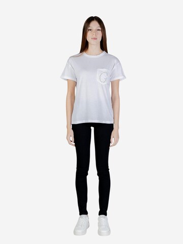 Maglietta 'SS CN POCKET G LOGO TEE W6GI17 K3037' di GUESS in bianco