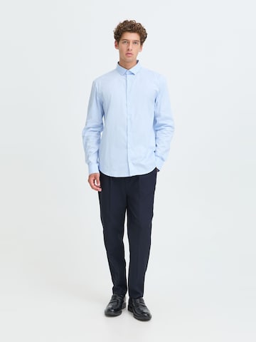 Casual Friday Zwężany krój Chinosy 'Marc' w kolorze niebieski: przód