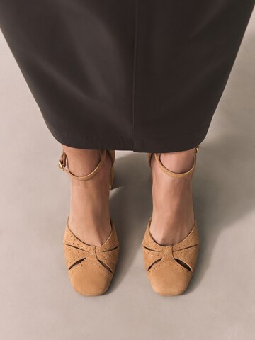 Next Pántos szandál - bézs