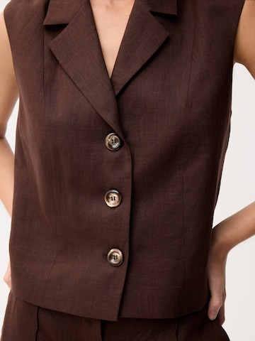 adl Vest in Brown