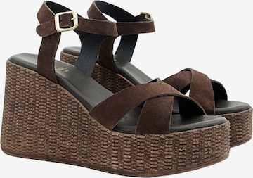Desa - Sandalias de dedo 'DESA Damen-Wildledersandalen mit Keilabsatz und Metallschnalle' en marrón: frente