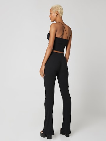 A LOT LESS - Acampanado Leggings 'Mina' en negro