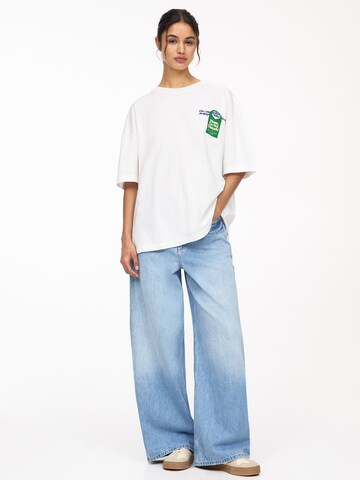 Pull&Bear Koszulka oversize 'ROOM SERVICE' w kolorze biały