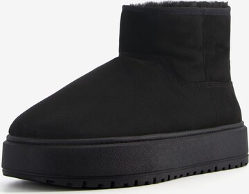 Bershka Boots in Black: front