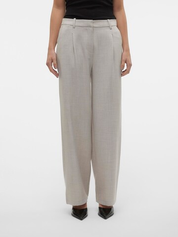 VERO MODA - Pierna ancha Pantalón plisado 'VMCassidy' en gris: frente