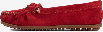 Minnetonka Mocassins 'Kilty' in Rood: voorkant