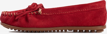 Mocassino 'Kilty' di Minnetonka in rosso: frontale