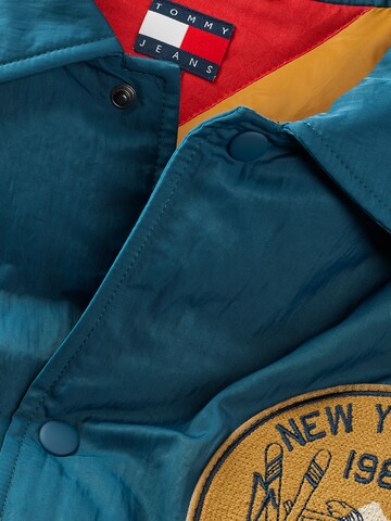 Tommy Jeans Демисезонная куртка в Синий